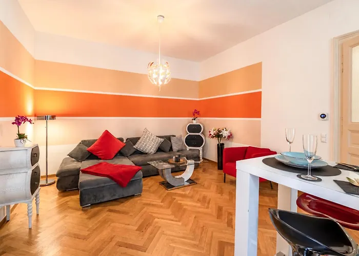 Apartment Spacious 2br For 6 Near Center Metro U2 *
